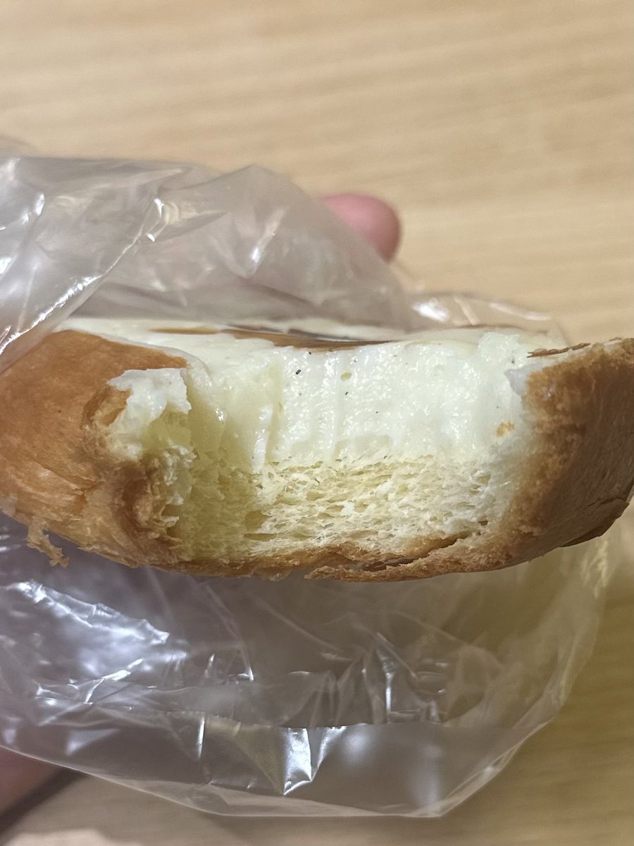 abcdeferential's tweet photo. いただいたので、ひっさびさにクリームボックス食べたんだけど、パンの半分がクリームで凄かった！！ https://t.co/AXtxT6UNwC