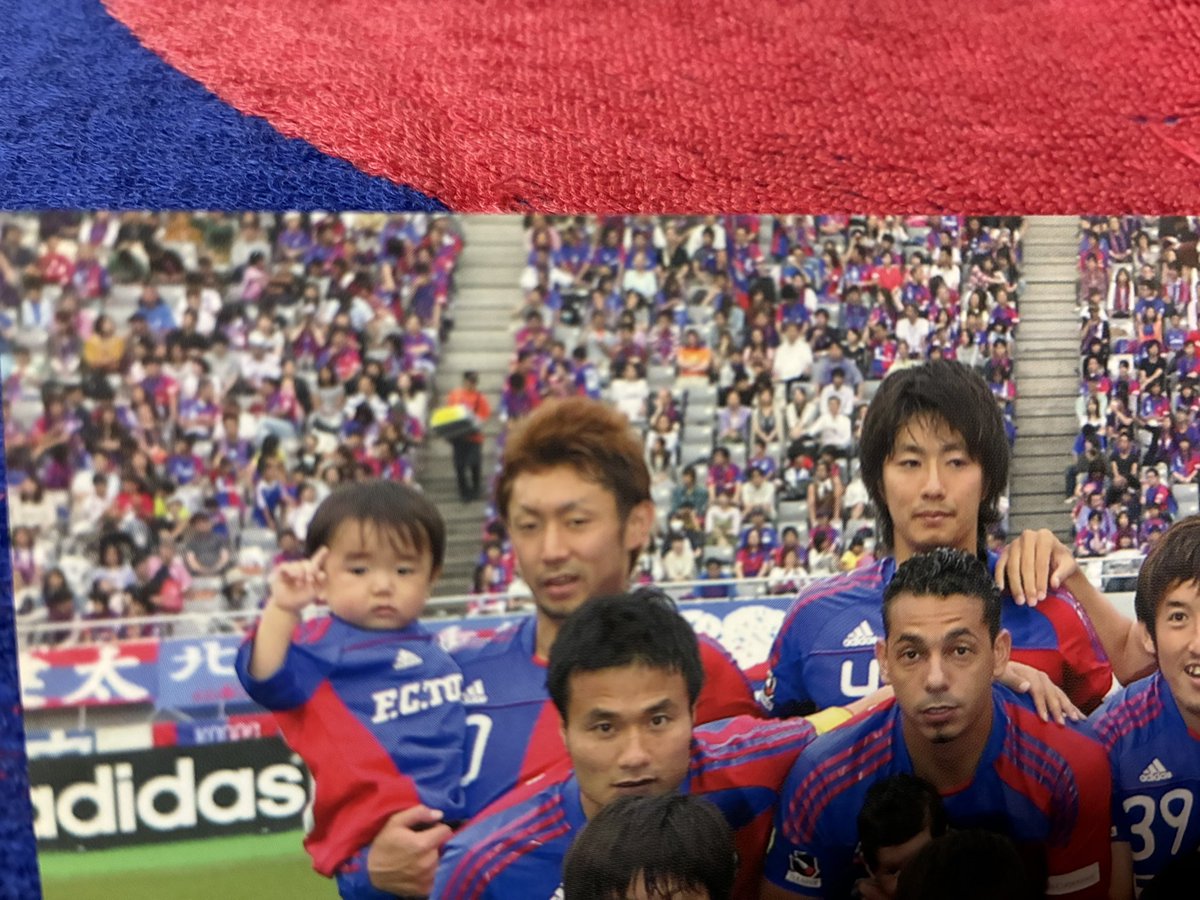 mikanyone's tweet photo. グッズの整理をしていたら、試合時に配布された写真カードに映る赤ちゃんに目が留まった。

梶山パパが抱っこしているのは、蓮翔くんでは？！
面影もあるような気がする🩷

この赤ちゃんが、今や若い世代の代表で活躍していると思うと、感慨深い。

#FC東京 https://t.co/S1lSDZ8gSS