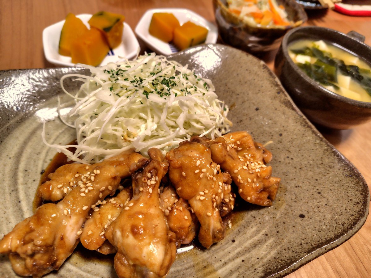 AC_cooking's tweet photo. 晩ごはん。

鶏手羽元の焼肉味、南瓜の煮物、豆腐とわかめの味噌汁、野菜ナムル。

甘辛いお肉と一緒に食べる千切りキャベツが好き。

#料理人のお家ごはん https://t.co/NwZnjFLoQZ