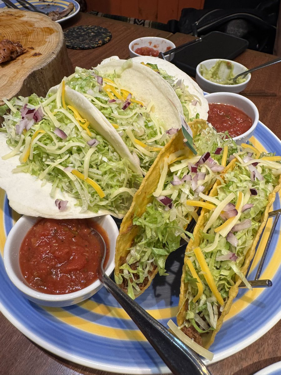 acejp_super's tweet photo. 昨日はメキシコ料理屋さんで
いとこ会でした。
私はハンドルキーパーなので飲んでませんが、他のいとこ達はテキーラをショットで煽ってました😳
#チリ・ダイニング　#上牟田 https://t.co/JNxug0mbyw