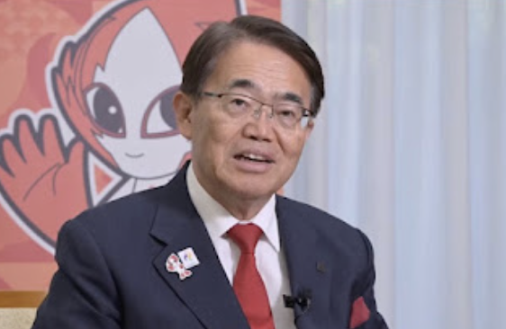 turningpointjpn's tweet photo. 愛知・名古屋アジア大会
→台湾国旗やタオルを没収、中国国旗は問題なし
→台湾メディアが報道
→親日の台湾に対する仕打ちに「最悪の大会」とネットに批判殺到

9月25日の愛知・名古屋アジア大会、台湾―中国戦。

台湾ファンが「Taiwan」と書かれたタオルを掲げて応援していたところ、係員が掲示を制止。

理由は「政治的主張に当たる」という大会側の判断。

台湾側は当然納得しない。

「台湾は政治的メッセージじゃない」
「規定があるなら、明確に書いてくれ」

そして場内では「Team Taiwan」の大合唱に。

さらに観客からは、

「中国の国旗はあるのに、なぜTaiwanはダメなんだ？」

という声まで出た。

大会規定上、政治的・思想的な主張を含む物品を制限するルールがあるのは事実。
ただ、現場で「Taiwan」という文字まで政治的主張と判断したことで、トラブルになった。 

スポーツの応援に来て、

「Taiwan」

の文字すら掲げられない。

これ、ルールの線引きがあまりにもひどすぎないか？