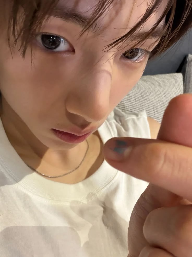 Wbenddkfl1's tweet photo. 트친 누나들 뭐해
나 갑자기 내일 또 출근할 생각에 머리가 지끈거리고
오늘이 마지막 연휴라는 것에 실망이 커
그래서 나는
올해 마지막 #트친소 를 열어보려고 해
맘찍만 해주면 다가갈게 
근데 혹시 뭐 나이 많은 사람 싫다 그런 건 아니겠지..? https://t.co/Lamsc53nQ5