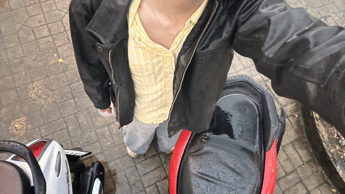 arfevnn's tweet photo. outfit secerah matahari di gempuran hujan ini https://t.co/urGAa1oLu9