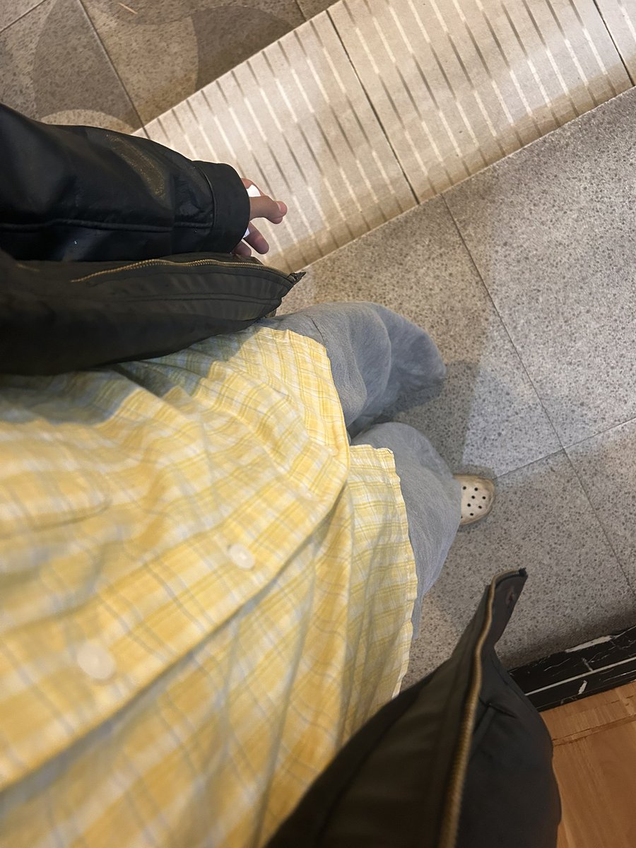 arfevnn's tweet photo. outfit secerah matahari di gempuran hujan ini https://t.co/urGAa1oLu9