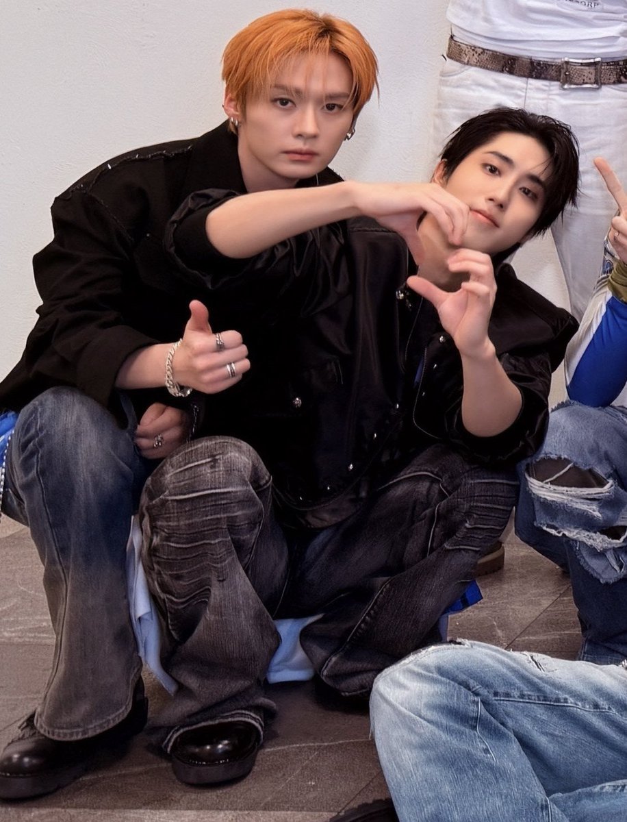 smolsungies's tweet photo. miso literally ALWAYS...superglued in photos with nexz i think theyre tryna tell us something...😹 https://t.co/A0dDs60owu