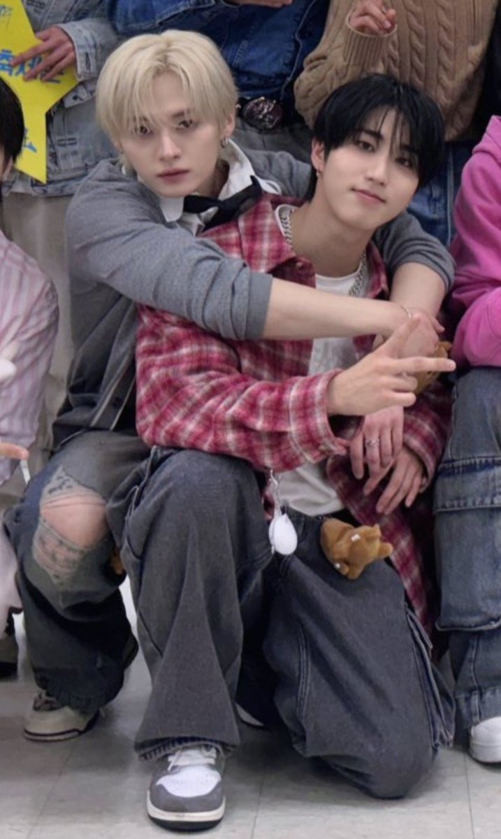 smolsungies's tweet photo. miso literally ALWAYS...superglued in photos with nexz i think theyre tryna tell us something...😹 https://t.co/A0dDs60owu