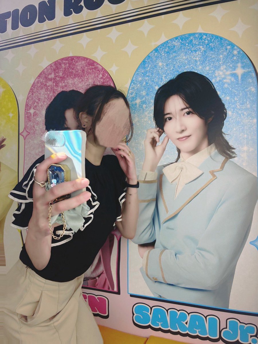 mayunashi_obake's tweet photo. 娘2人と@CADxrii ちゃんの4人でモナキコラボルームに行ってきました🧡🩷💛💙
大きな画面でほなしらのPV映ると、心臓が止まりそうになって危険⚠️（お花が舞うところ）
たくさん歌ったけど、最初の1時間は写真ばっかり撮ってました😆
こんなに幸せでいいのか、って思うお部屋✨
#モナキ × #ビッグエコー https://t.co/mJkt1C3oje
