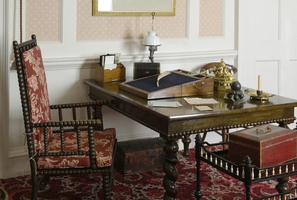 NinaMarketsUK's tweet photo. Disraeli bought Hughenden to advance his politicla ambitions.

In 1848, Conservative leader Benjamin Disraeli bought Hughenden Manor near High Wycombe, Buckinghamshire, believing a country estate was essential to his rise.

His study remains upstairs,while Mary Anne Disraeli kept the entrance-hall fire ready for his return from London.