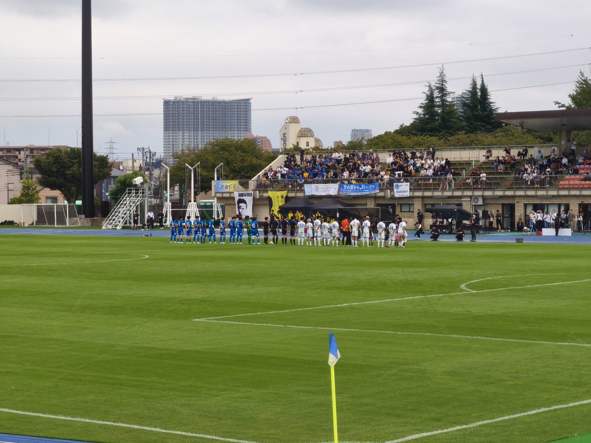 RandolEL's tweet photo. 第60回関東リーグ1部、南葛SC対東京ユナイテッドFCの試合に来ました。奥戸陸上競技場の天然芝お披露目でとってもいい感じ。東京Uは勝って1位東邦チタニウムが負けると逆転1位という実は熱い試合。あと玉城峻吾選手が先発。脚はそうでもないけど声はよく出ています。※これ結構重要 #南葛SC #玉城峻吾 https://t.co/aYgbPSHjBs
