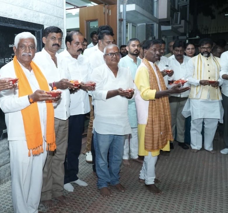 siddalingaiahs2's tweet photo. ನಮ್ಮ ದೇಶದ ಹೆಮ್ಮೆಯ ಪ್ರಧಾನಮಂತ್ರಿಗಳಾದ ಶ್ರೀ ನರೇಂದ್ರ ಮೋದಿ ಜೀ ಯವರ ಜನ್ಮದಿನದಂದು, ಅವರ 25 ವರ್ಷ ಜನಸೇವೆಗೆ ಗೌರವವನ್ನು ಅರ್ಪಿಸುವ ಸಲುವಾಗಿ ಮನೆಗಳಲ್ಲಿ ದೀಪ ಬೆಳಗಿಸುವುದೇವು #Ashirwad_Ka_Diya https://t.co/DBWh4GAoTH