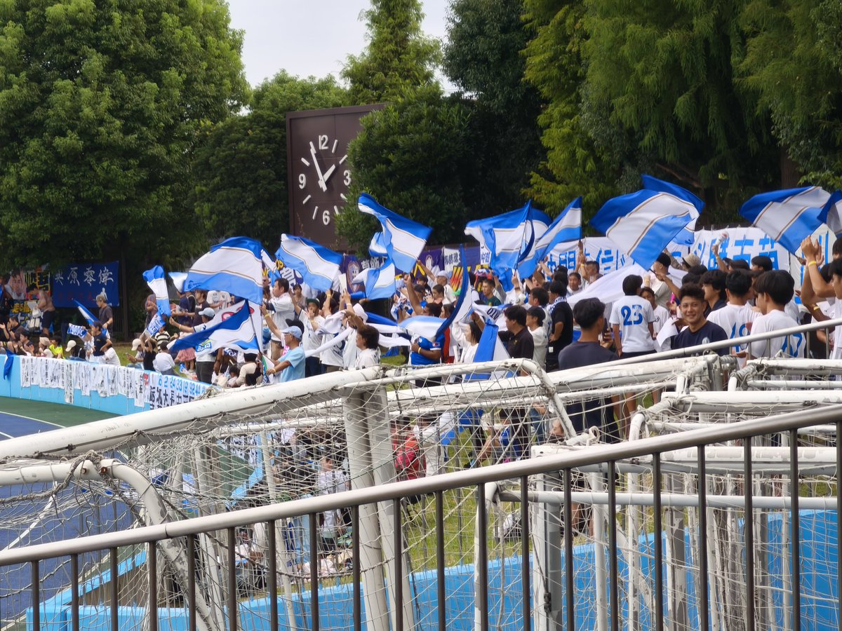 RandolEL's tweet photo. 第60回関東リーグ1部、南葛SC対東京ユナイテッドFCの試合に来ました。奥戸陸上競技場の天然芝お披露目でとってもいい感じ。東京Uは勝って1位東邦チタニウムが負けると逆転1位という実は熱い試合。あと玉城峻吾選手が先発。脚はそうでもないけど声はよく出ています。※これ結構重要 #南葛SC #玉城峻吾 https://t.co/aYgbPSHjBs