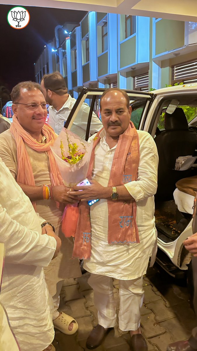 PNPathakBJP's tweet photo. कुशीनगर विधानसभा आगमन पर माननीय कैबिनेट मंत्री एवं जनपद के प्रभारी मंत्री श्री दारा सिंह चौहान जी का होटल इंपीरियल में पुष्पगुच्छ भेंट कर आत्मीय स्वागत एवं अभिनंदन किया।

इस अवसर पर उनसे आत्मीय भेंट एवं विभिन्न जनहित से जुड़े विषयों पर सार्थक संवाद भी हुआ।

@daraschauhan354 https://t.co/1U220l3WRz