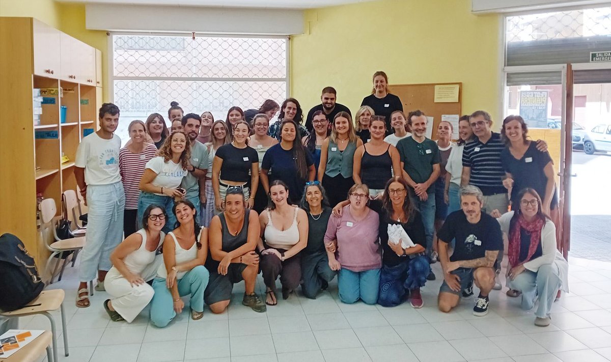 suaracoop's tweet photo. Darrere de cada servei hi ha professionals que observen, comparteixen, qüestionen i fan evolucionar la manera d'acompanyar infants i famílies.
40 professionals de 10 serveis gestionats per Suara Cooperativa s'han trobat a Blanes en la 15a Jornada Socioeducativa de Medi Obert.
Fa quinze edicions que generem aquest espai per posar en comú l'experiència dels equips i continuar fent evolucionar el model SIS, un model preventiu d'acompanyament socioeducatiu a infants, adolescents i famílies en situació de vulnerabilitat.
Durant l'any, aquest treball continua a través del Building Thought del Model SIS, compartint coneixement, contrastant la pràctica professional i construint noves respostes des de l'experiència dels serveis.
💬 Perquè l'expertesa és el que sabem i també la capacitat de revisar com fem les coses per continuar millorant-les.

▶️ Coneix més sobre la nostra experiència en intervenció socioeducativa aquí 👉https://t.co/AMQ3CAGxOJ

#SuaraCooperativa #Infància #IntervencióSocioeducativa #SIS #InnovacióSocial