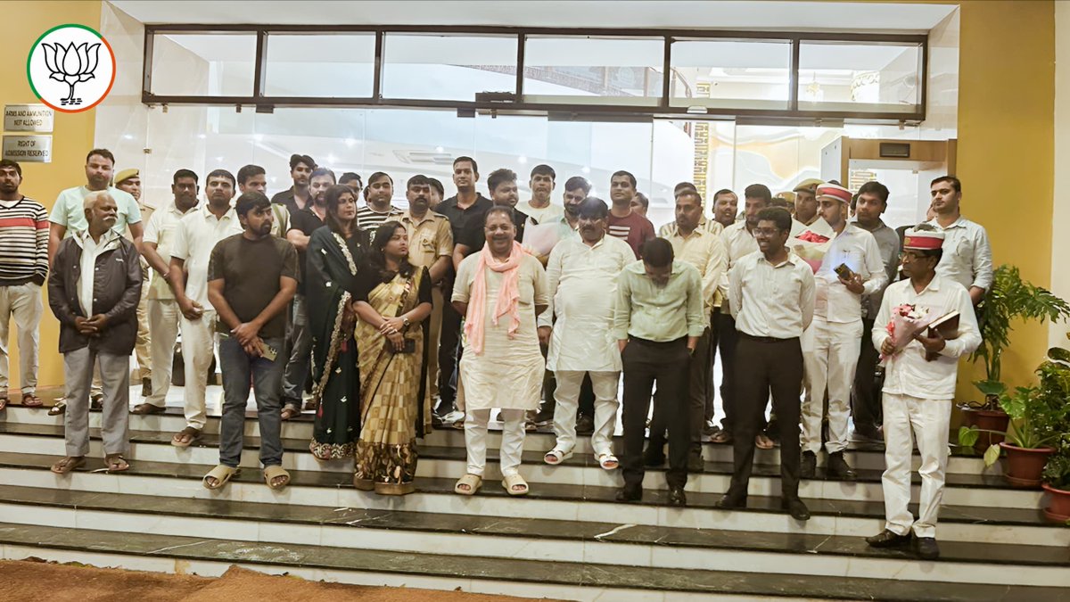 PNPathakBJP's tweet photo. कुशीनगर विधानसभा आगमन पर माननीय कैबिनेट मंत्री एवं जनपद के प्रभारी मंत्री श्री दारा सिंह चौहान जी का होटल इंपीरियल में पुष्पगुच्छ भेंट कर आत्मीय स्वागत एवं अभिनंदन किया।

इस अवसर पर उनसे आत्मीय भेंट एवं विभिन्न जनहित से जुड़े विषयों पर सार्थक संवाद भी हुआ।

@daraschauhan354 https://t.co/1U220l3WRz