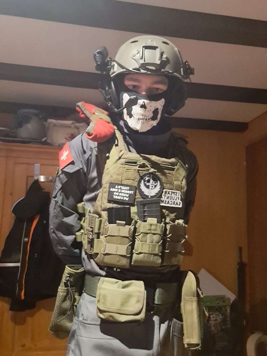 Chaosmelon25's tweet photo. This is how i'll be attending popcon today!
Again feel free to come amd say hi

Was kinda surprised by the amount pf people that wanted a pic with me yesterday due to alpenflage, let's see how it turns out today https://t.co/DkTPxqvIjR