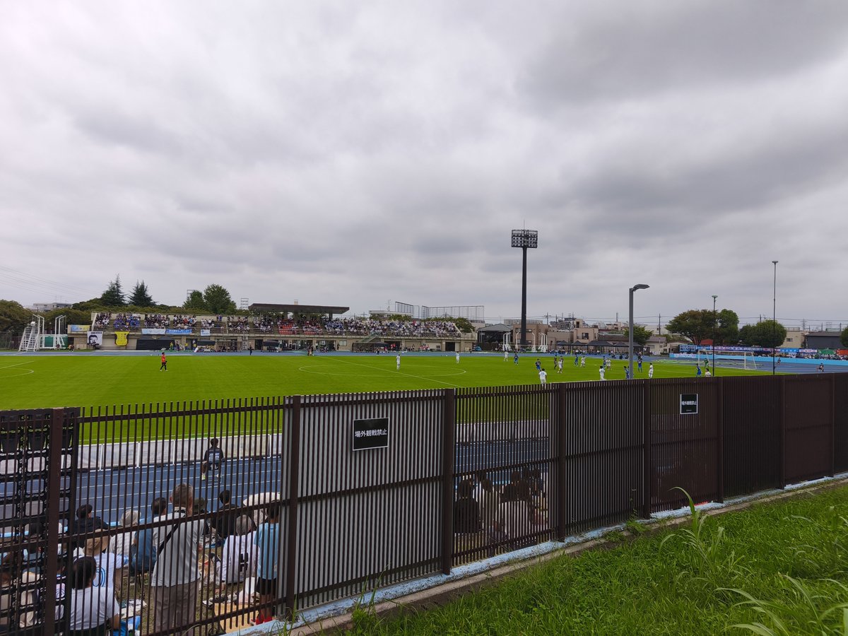 RandolEL's tweet photo. 第60回関東リーグ1部、南葛SC対東京ユナイテッドFCの試合に来ました。奥戸陸上競技場の天然芝お披露目でとってもいい感じ。東京Uは勝って1位東邦チタニウムが負けると逆転1位という実は熱い試合。あと玉城峻吾選手が先発。脚はそうでもないけど声はよく出ています。※これ結構重要 #南葛SC #玉城峻吾 https://t.co/aYgbPSHjBs