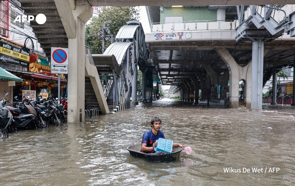 AFP's tweet photo. Thousands of Bangkok residents awoke in shelters after flooding triggered by days of heavy rain in the Thai capital inundated homes and roads.

Nearly 4,900 people have been evacuated to shelters, with around 52,000 households affected by the floods, which prompted a disaster declaration across the capital.

https://t.co/xYK5mR9xz1