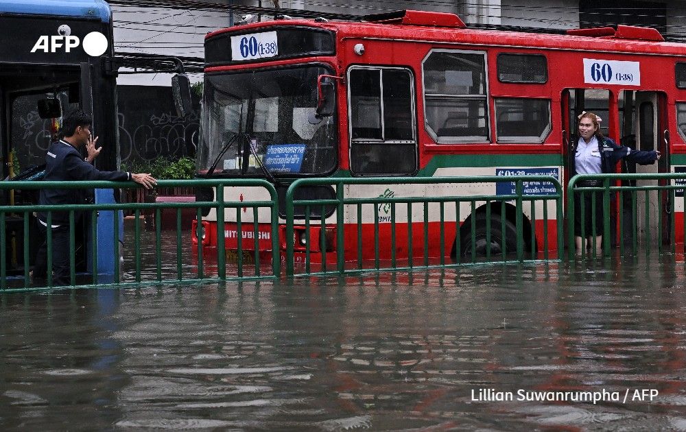 AFP's tweet photo. Thousands of Bangkok residents awoke in shelters after flooding triggered by days of heavy rain in the Thai capital inundated homes and roads.

Nearly 4,900 people have been evacuated to shelters, with around 52,000 households affected by the floods, which prompted a disaster declaration across the capital.

https://t.co/xYK5mR9xz1