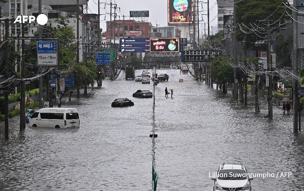 AFP's tweet photo. Thousands of Bangkok residents awoke in shelters after flooding triggered by days of heavy rain in the Thai capital inundated homes and roads.

Nearly 4,900 people have been evacuated to shelters, with around 52,000 households affected by the floods, which prompted a disaster declaration across the capital.

https://t.co/xYK5mR9xz1