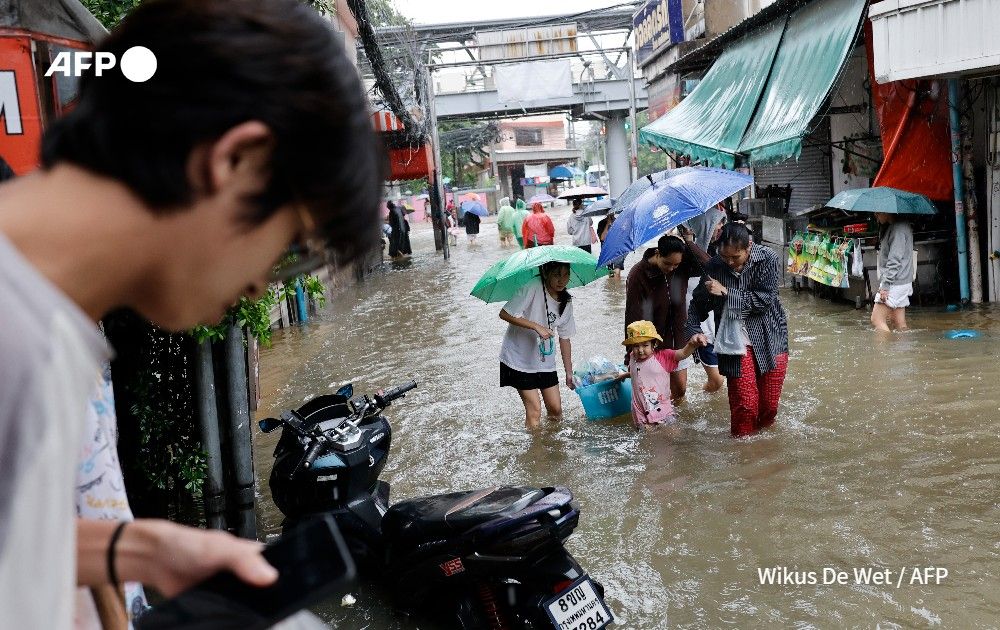 AFP's tweet photo. Thousands of Bangkok residents awoke in shelters after flooding triggered by days of heavy rain in the Thai capital inundated homes and roads.

Nearly 4,900 people have been evacuated to shelters, with around 52,000 households affected by the floods, which prompted a disaster declaration across the capital.

https://t.co/xYK5mR9xz1