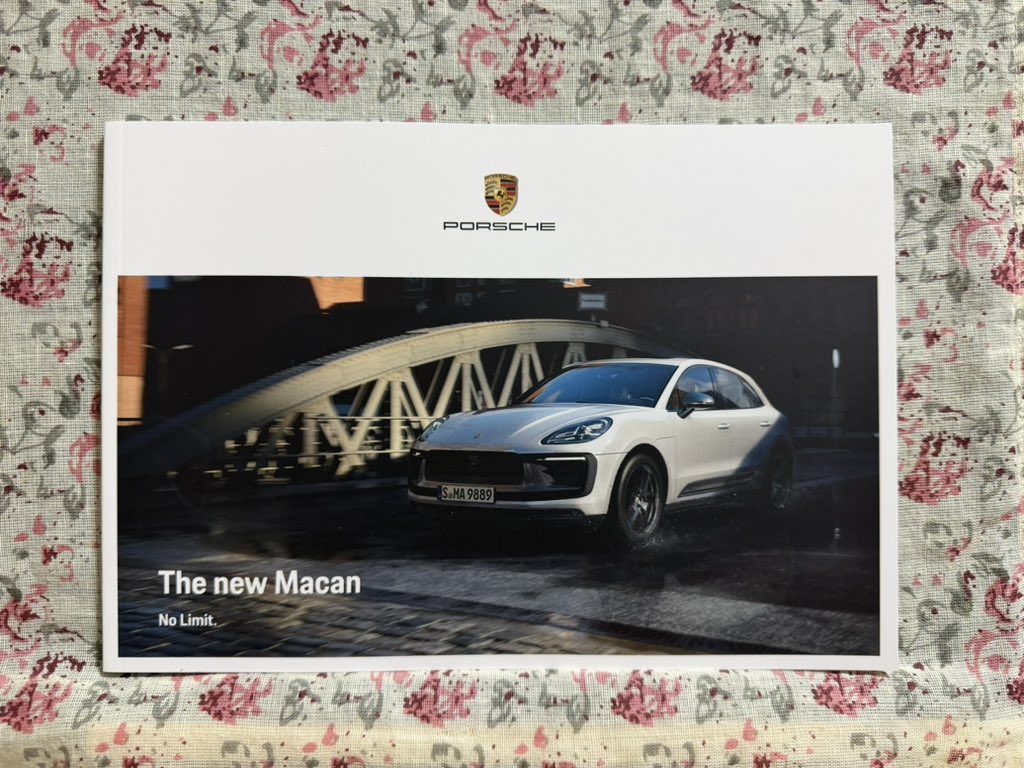 pvQucs04sq7iw2o's tweet photo. #PORSCHE
#MACAN
2022年
もらってなかったのもすごいけど、まだカタログが店頭にあるのもすごい
#カタログ https://t.co/t40Nbh3r3Q