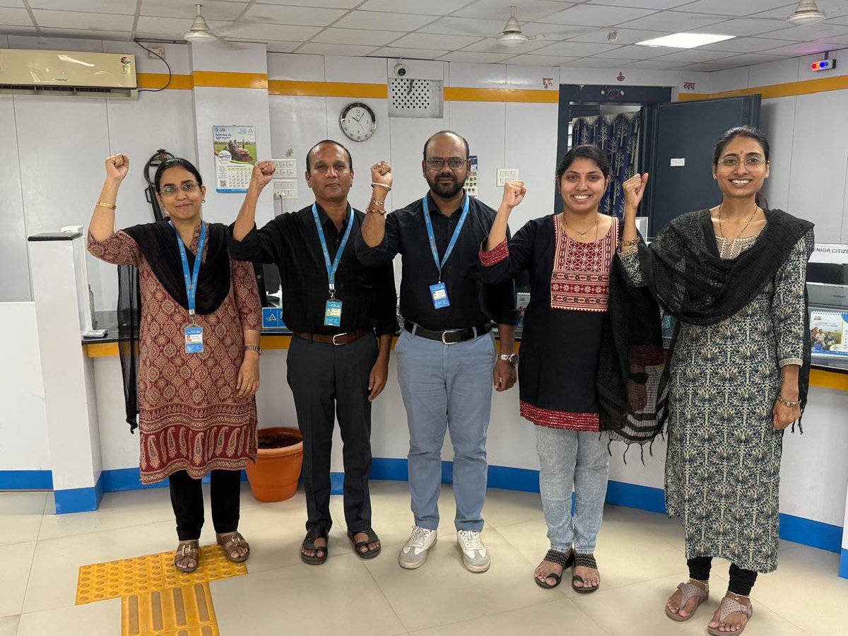 ChitikalaTeju's tweet photo. Do you think we are afraid, Nirmala ji ? No. No matter how many obstacles you create, we will continue to make our protest heard in every possible way. Our voice will not be silenced. 🚩🚩🚩
#5DayBankingNow https://t.co/W6ZRhBh6CM