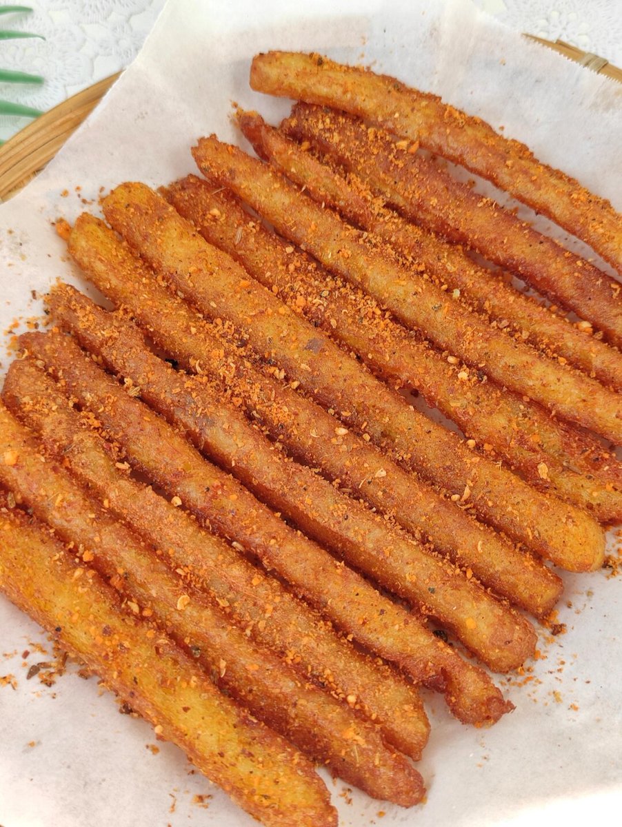 raviscott856315's tweet photo. [Hot crispy fried potato sticks with spicy seasoning at the street stall—crunchy on the outside, savory on the inside, perfect midday snack!]， https://t.co/VS7WATZSJg