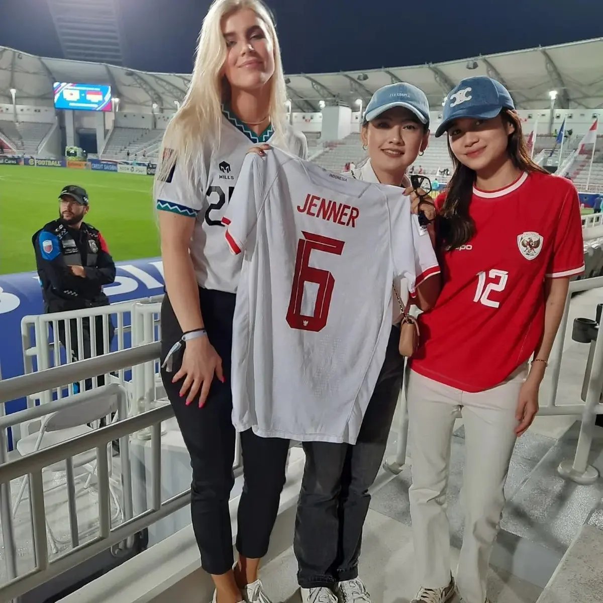 GoatCharlos's tweet photo. @heyfannnnn Eh bukannya Jenner udah punya pacar ya? Dulu sampe rela jauh2 datang ke gbk itu pacar Jenner padahal dia juga punya kesibukan, emang udah putus? https://t.co/Ivg7iqEf2W