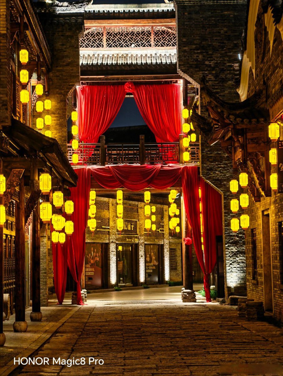 SuzanRaque's tweet photo. Calleo nocturno con luces cálidas y un olor a café recién hecho flotando en el aire — la magia de encuentros casuales en la ciudad. https://t.co/FYjNaMlzkG