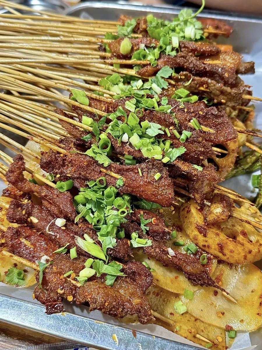 dylanrohan42208's tweet photo. Craving late-night street snack vibes  Crispy fried skewers with zesty chili seasoning hit different right by the roadside! https://t.co/ujJywaK4Wz