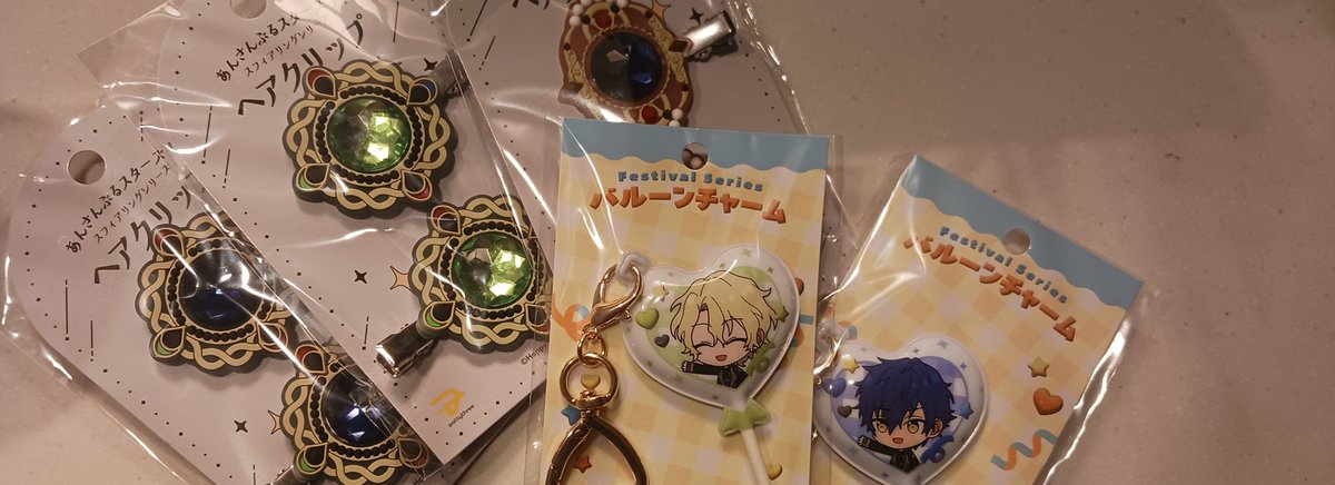 yz139's tweet photo. 届いたｧ。
ヘアクリップ、日和様は黄緑だから色合いいいけど、ジュンくんとチトセさん紺色だから、やっぱり色合い微妙Ҩ(´-ω-｀) https://t.co/zSECtiPJIK
