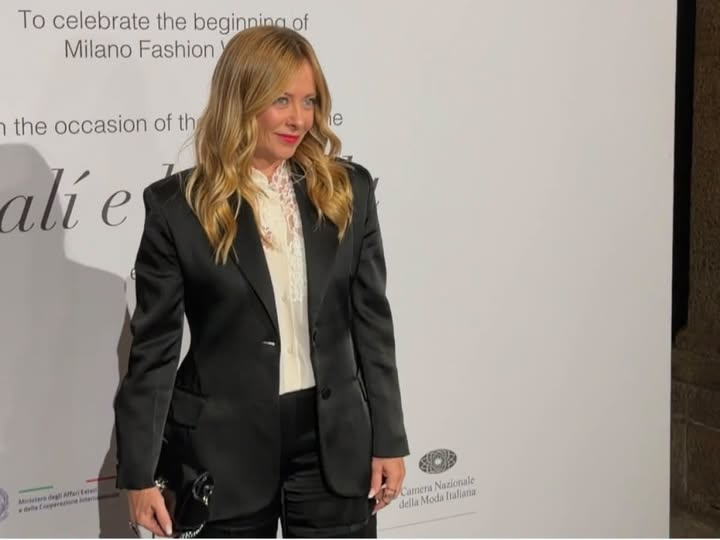 ClaudioDion1957's tweet photo. ALTRO CHE MODELLE ANORESSICHE ED ASESSUATE!
ALLA MILANO FASHION WEEK LA PIU' PAPARAZZATA E' GIORGIA MELONI!
ELEGANTISSIMA CON UNA CAMICETTA IN PIZZO COLOR AVORIO ED UN TAILLEUR DI COLOR BLU' NOTTE DI ERMANNO SCERVINO! https://t.co/dOIej1gznc
