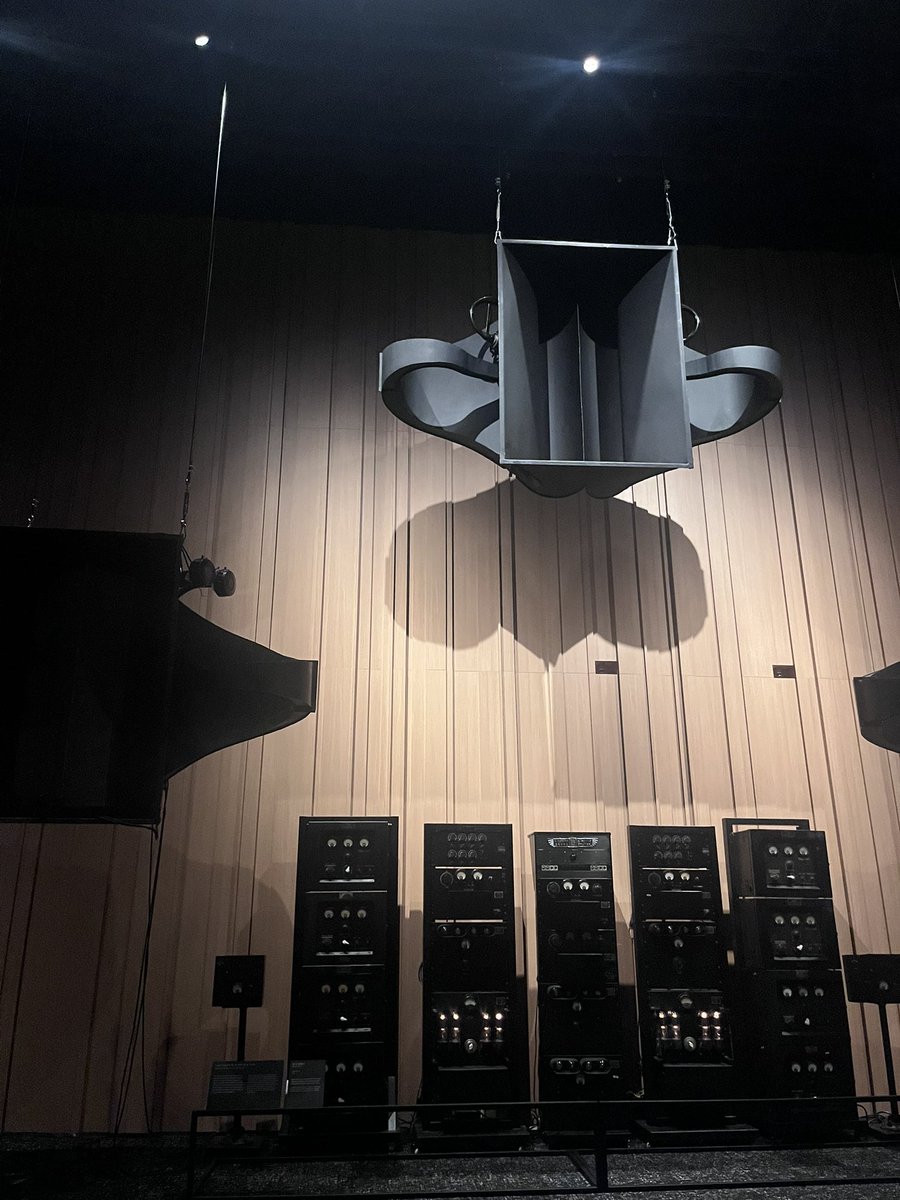 le____printemps's tweet photo. 취미가 있는 건 멋진 일이지. 취미를 건물을 쌓아 올리고 그 안에 스피커를 창고를 가득가득 채워놓는 것은 멋지다는 말로는 좀 안 맞는 것 같고, 뭐라고 해야 할까? 재벌놈의 악취미라고 폄하하기엔 지방 확대 계획 (그래서 같은 스피커도 몇개씩 사모았다고)과 공공 개방 (예약이 어렵긴 하지만)이 https://t.co/tIOZtVDjgq