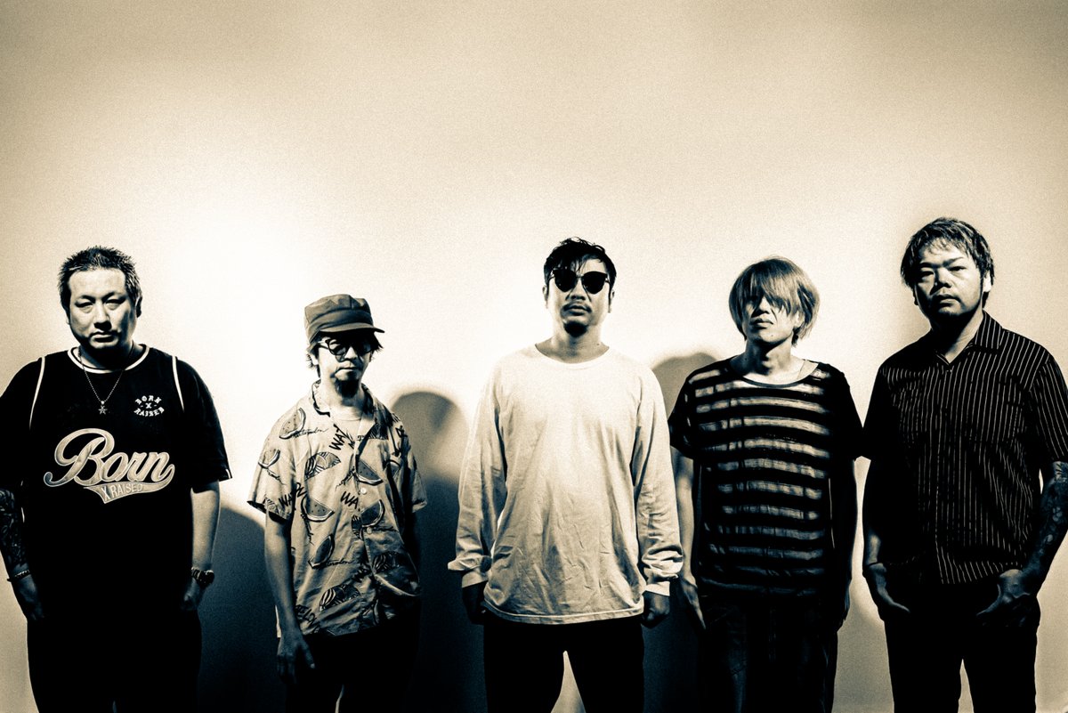 SPIELBERGS2026's tweet photo. 【We Are SPIELBERGS】

<Vocal / Programming>　柳井良太
<Gt>　猪股ヨウスケ
<Key / Programming>　畠山拓也
<Ba>　マツシタジュンジ
<Dr>　佐藤康

↓各種オフィシャルSNS↓
https://t.co/yOG18fqnJ7

1stライブはこの後21時にお知らせします。

是非、当アカウントをフォローしてお待ちください。 https://t.co/gCr6GI7KCZ