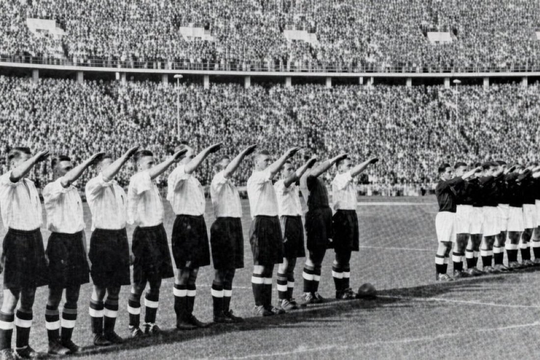 FleurHassanN's tweet photo. Seems like not much has changed this is the Irish football team in the 1930s 🤦🏽♀️ We outlived the Nazis and we will outlive all the haters, and keep thriving 💪🏽 #Amisraelchai ❤️🇮🇱 https://t.co/xrb0n81JZW