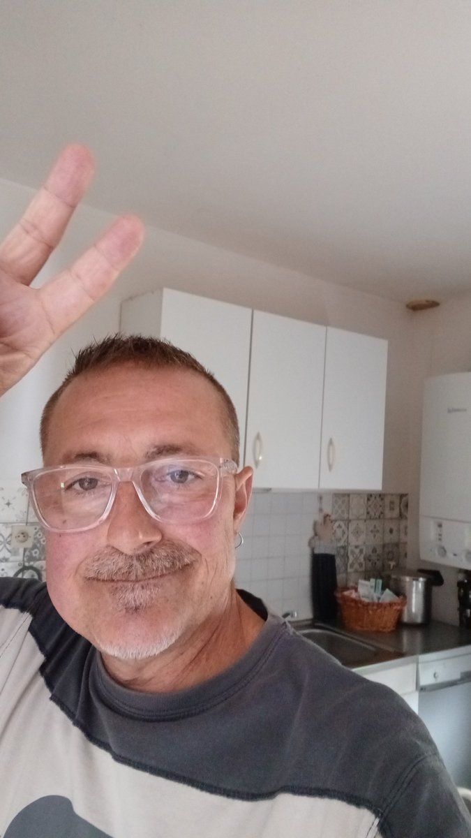 philcoy62's tweet photo. @annasecretaire Salut j'espère que tu vas bien, c'est charmant, je te souhaite un très bon dimanche et on pourra discuter ensemble dans la matinée parce je dois partir maintenant...bisous et bon petit déjeuner https://t.co/r9T03WeAca