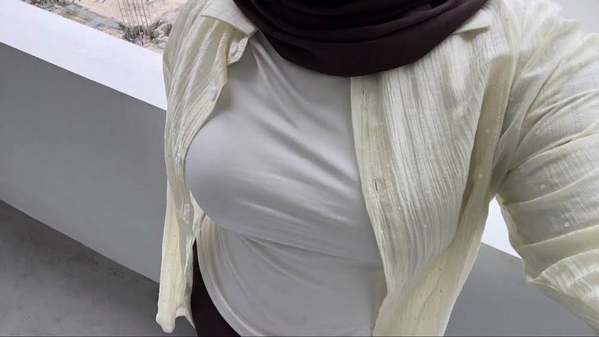 NeverGiveUc's tweet photo. guys, when you see a girl wearing a hijab that stands out like this, what do you think? please answer https://t.co/Mi89Woh56t