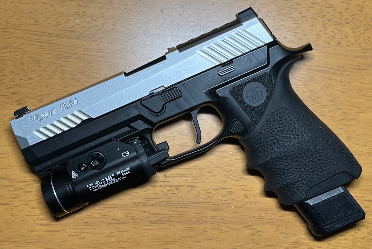 BZCiyCao2UqOGfF's tweet photo. TLR-1系のライトは前々からP320のフルサイズフレームに似合うだろうなぁ。と思っていたのですが
実際に組み合わせてみると、やっぱ良いですやね
しばらくこれでニヤニヤ出来そう😁 https://t.co/qEWdWc7aNJ