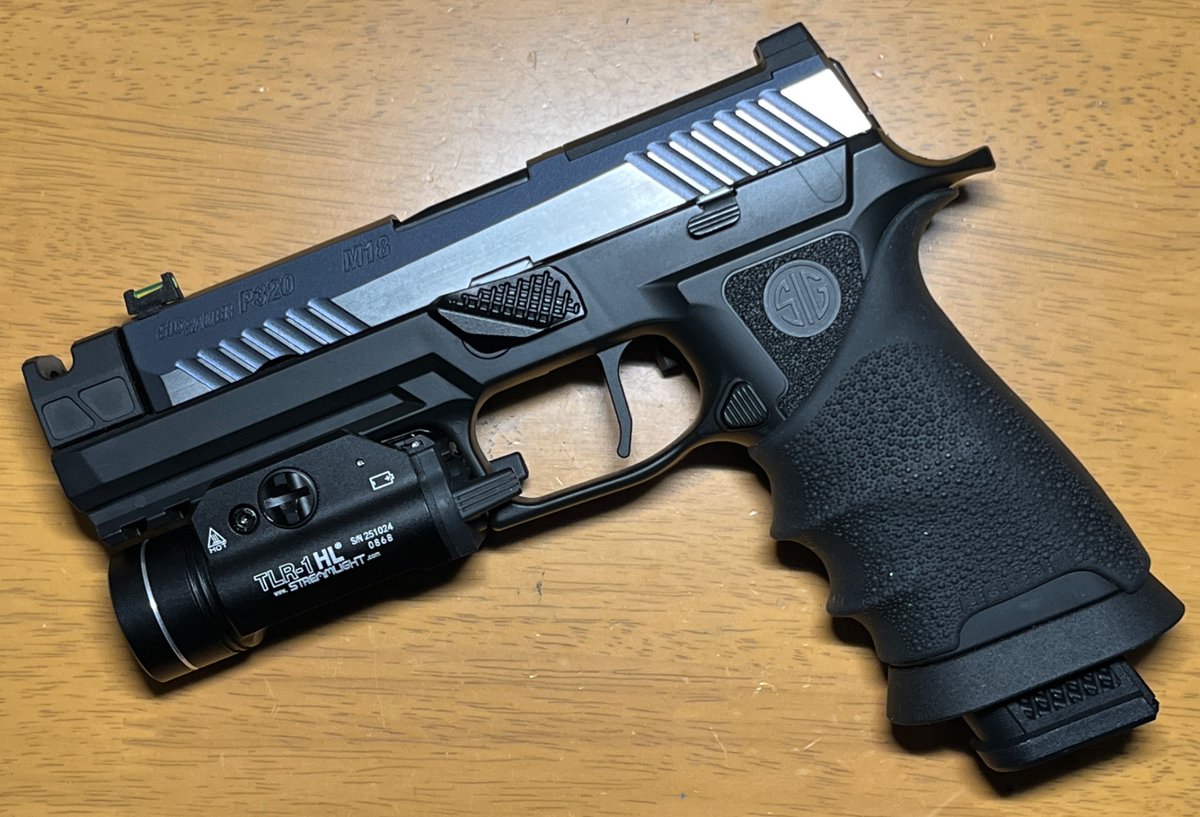 BZCiyCao2UqOGfF's tweet photo. TLR-1系のライトは前々からP320のフルサイズフレームに似合うだろうなぁ。と思っていたのですが
実際に組み合わせてみると、やっぱ良いですやね
しばらくこれでニヤニヤ出来そう😁 https://t.co/qEWdWc7aNJ