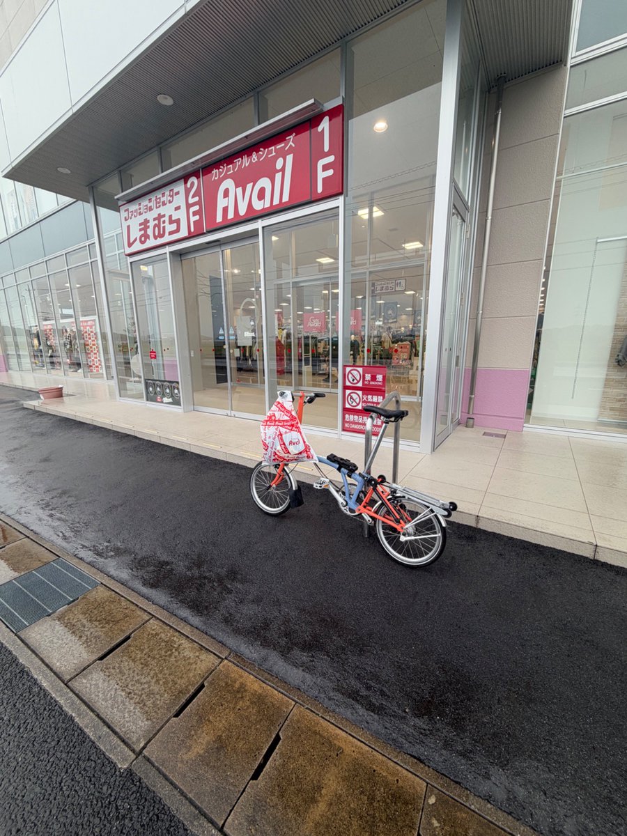mousou_engine's tweet photo. こどもの発表会。仕事の都合でやむなく私1人チャリで行くことにしたが、途中で振り出しずぶ濡れに。そんなワイのお気持ちに寄り添ってくれるTシャツがあったので君に決めた😘 https://t.co/OKMOEMAGlt