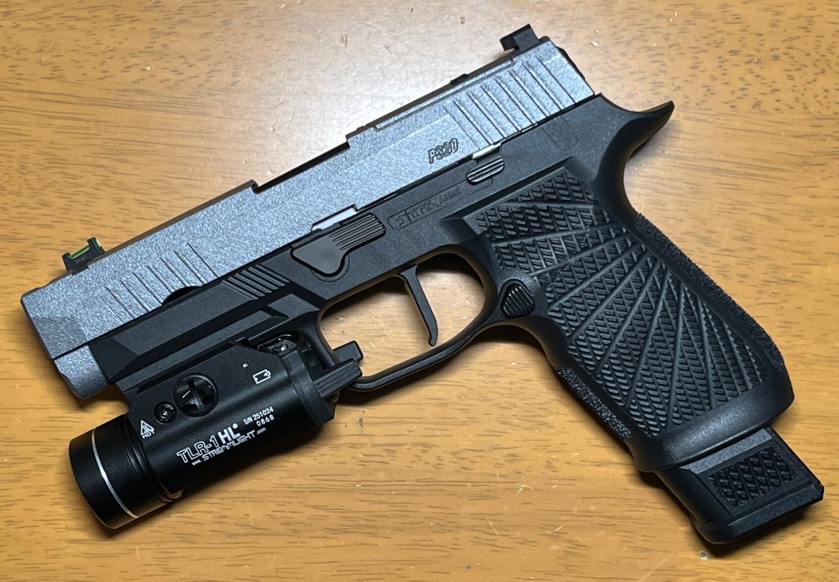 BZCiyCao2UqOGfF's tweet photo. TLR-1系のライトは前々からP320のフルサイズフレームに似合うだろうなぁ。と思っていたのですが
実際に組み合わせてみると、やっぱ良いですやね
しばらくこれでニヤニヤ出来そう😁 https://t.co/qEWdWc7aNJ