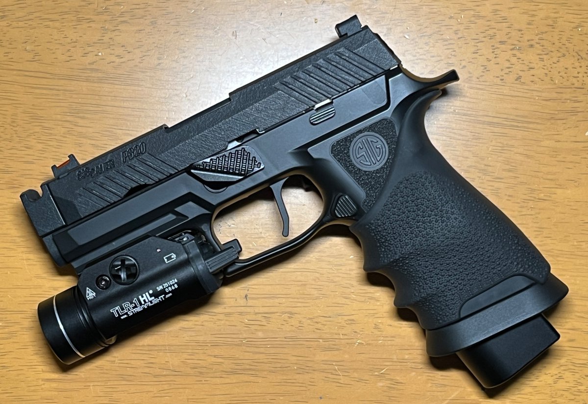 BZCiyCao2UqOGfF's tweet photo. TLR-1系のライトは前々からP320のフルサイズフレームに似合うだろうなぁ。と思っていたのですが
実際に組み合わせてみると、やっぱ良いですやね
しばらくこれでニヤニヤ出来そう😁 https://t.co/qEWdWc7aNJ