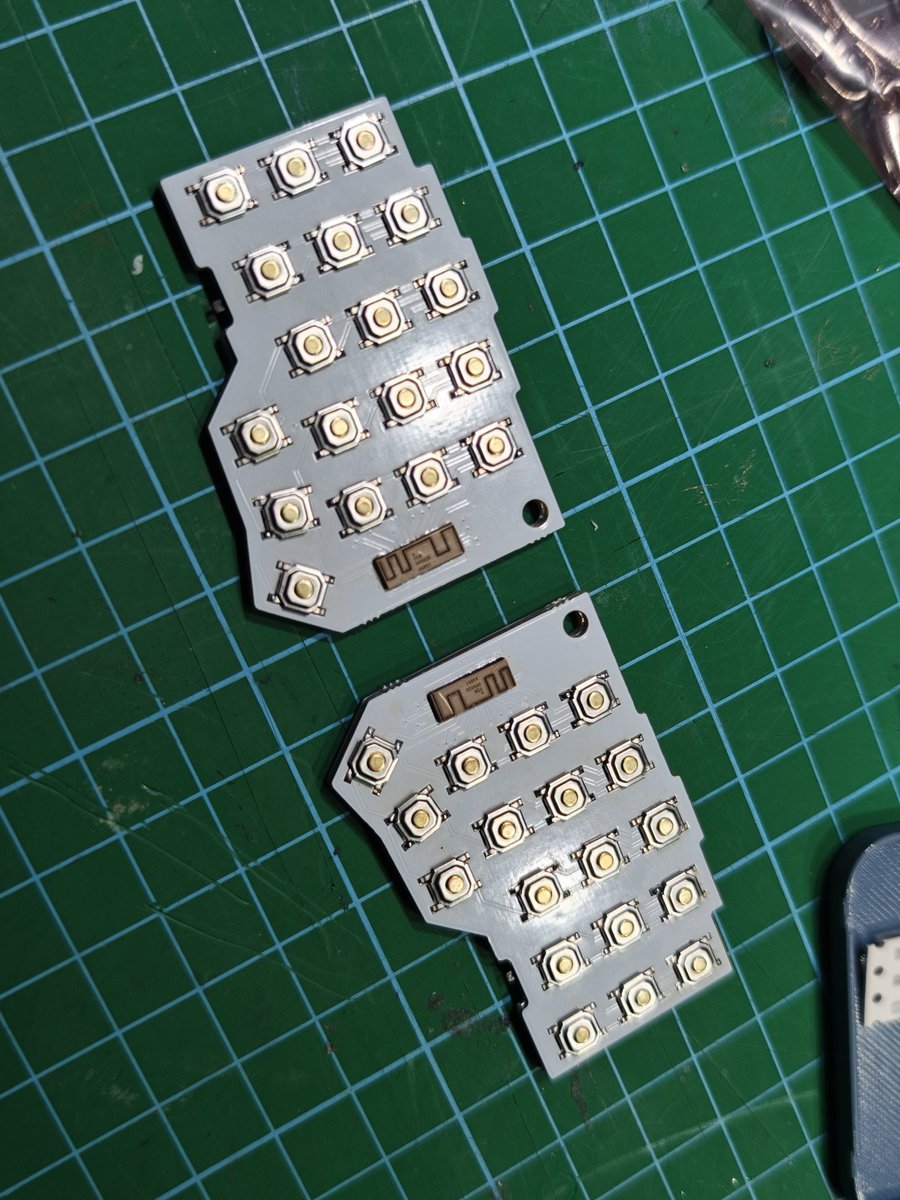 teporz's tweet photo. リフローのやり方
予備ハンダします
フラックス塗ります
部品置きます
熱します
完成 https://t.co/a7mfCW4Oos