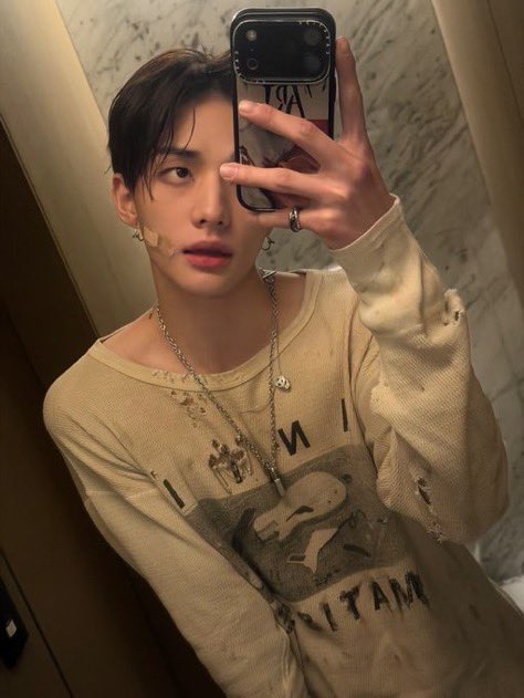 hynybnny2's tweet photo. hyunjin sent selfies he’s so hot 😭 https://t.co/tsroVvBdnO