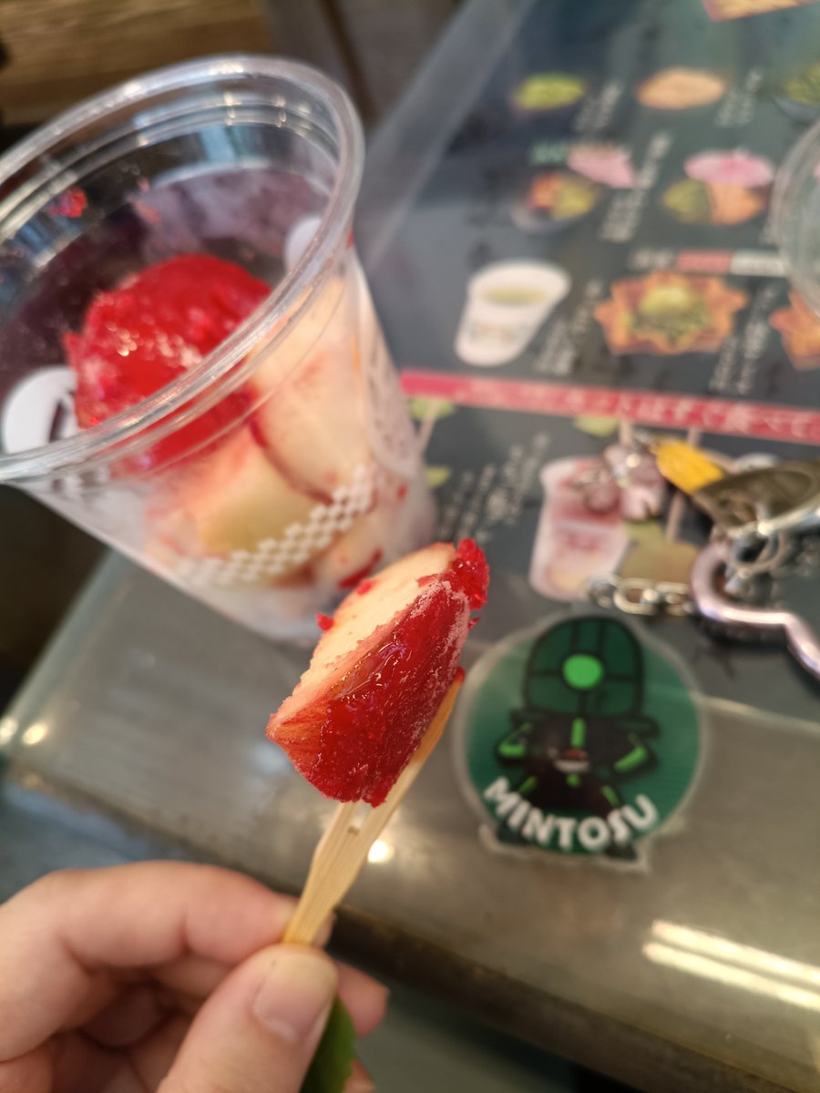 BNTRmin's tweet photo. 神社へドライブしてきたやで
おみくじが18番で大吉だったのと
うさぎさん(いつもありがとう)←これ
🐱🐰でしたか…
りんご飴が美味しかった！あまおうフレーバー！ https://t.co/a2Rmzr3aFn