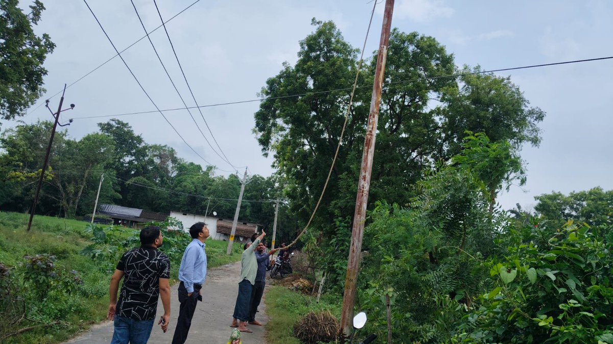 mvvnlAyodhya's tweet photo. अधीक्षण अभियंता महोदय द्वारा क्षतिग्रस्त हुई हैदरगंज लाइन पर हो रहे मेंटेनेंस सम्बन्धी कार्यों का निरीक्षण किया गया व बेहतर कार्य करने हेतु निर्देशित किया गया।
@aksharmaBharat
@EMofficeUP
@ChiefSecyUP
@UPPCLLKO
@UppclChairman
@MVVNLHQ
@ChiefAyodhya
#shutdown
#breakdown https://t.co/x6R52yf4VS