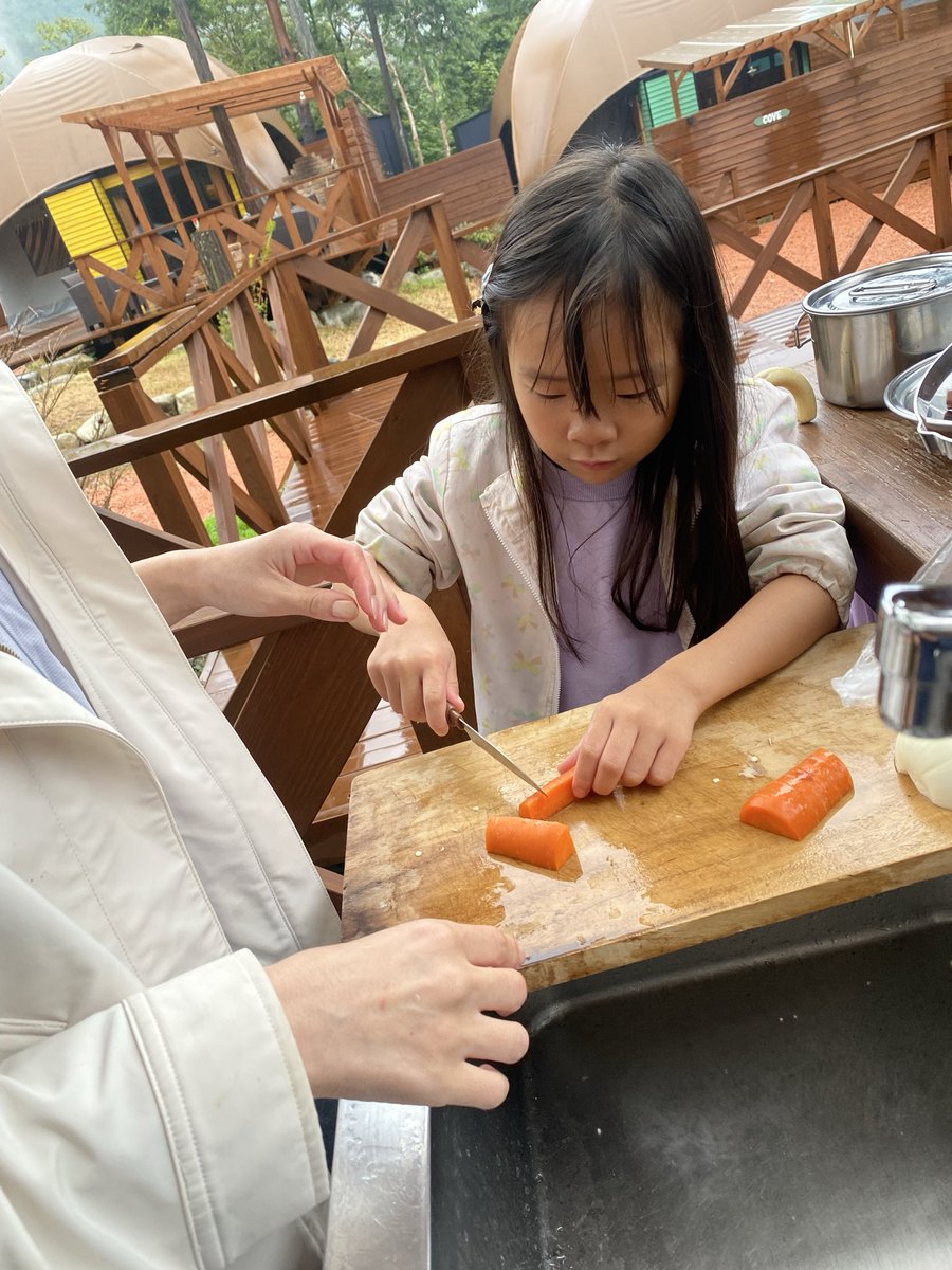 Aic_slappY's tweet photo. ForestDome付知峡③
長女がカレー作ってくれました🍛
雨が降ってましたが、光が分散してこれも乙でした🫶
シードルでカンパーイ🍎 https://t.co/kpjKReKX62