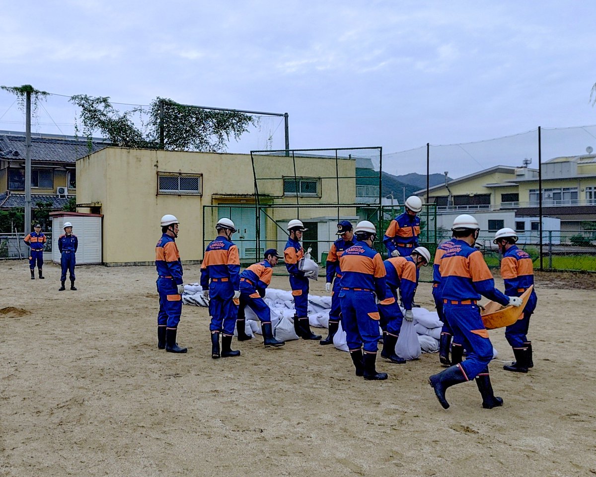 oosawatomohiro2's tweet photo. 9月27日8:45〜
#上郡町 山野里地区合同防災訓練
山野里小学校にて実施された訓練に、
消防団員として参加させていただきました🚒
メイン訓練は、#水防工法訓練 、
いわゆる土嚢作り🪏💦
#消火訓練 🚰は地域の方が実施されていました。

訓練はもちろんですが、
地域の方と色々話すのが楽しかったです。 https://t.co/msCh7QEqUQ