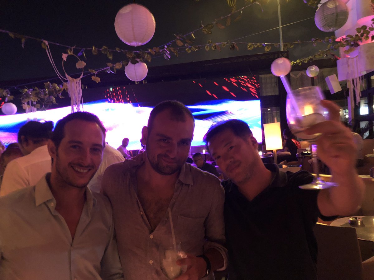 hidedumaroc's tweet photo. モロッコで僕が好きなのは、
景色や食べ物だけではありません。
やっぱり、人です。
一緒に食べる。
話す。
笑う。
言葉や文化が違っても、
同じ時間を過ごせば、
少しずつ距離は縮まっていく。
僕が美容師につなぎたいのは、
原料だけではありません。
そこに暮らす人たちです。 https://t.co/XxtatAZ4Wi