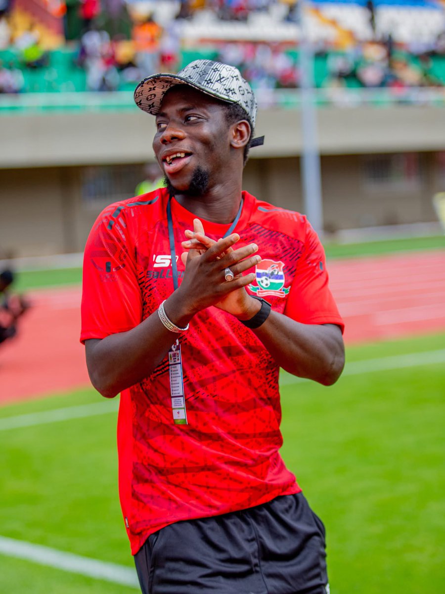 foday_manneh_'s tweet photo. 🇬🇲 Yankuba Minteh breaks silence on his failed summer transfer move to #LFC from Brighton via Momodo S. Jallow of GRTS. 

“𝐈 𝐚𝐦 𝐟𝐨𝐜𝐮𝐬𝐞𝐝. 𝐈 𝐚𝐦 𝐢𝐧 𝐁𝐫𝐢𝐠𝐡𝐭𝐨𝐧. 𝐓𝐡𝐚𝐭 𝐢𝐬 𝐭𝐡𝐞 𝐭𝐞𝐚𝐦, 𝐈 𝐚𝐦 𝐩𝐥𝐚𝐲𝐢𝐧𝐠 𝐟𝐨𝐫. 𝐓𝐡𝐚𝐭 𝐢𝐬 𝐦𝐲 𝐭𝐞𝐚𝐦 𝐚𝐧𝐝 𝐈 𝐝𝐨𝐧'𝐭 𝐰𝐚𝐧𝐭 𝐭𝐨 𝐭𝐚𝐥𝐤 𝐦𝐮𝐜𝐡 𝐚𝐛𝐨𝐮𝐭 𝐭𝐫𝐚𝐧𝐬𝐟𝐞𝐫𝐬. 𝐖𝐡𝐚𝐭 𝐆𝐨𝐝 𝐡𝐚𝐬 𝐝𝐞𝐜𝐢𝐝𝐞𝐝 𝐟𝐨𝐫 𝐦𝐞, 𝐈 𝐚𝐦 𝐡𝐚𝐩𝐩𝐲 𝐰𝐢𝐭𝐡 𝐢𝐭.”

“𝐈 𝐚𝐦 𝐫𝐞𝐚𝐥𝐥𝐲, 𝐫𝐞𝐚𝐥𝐥𝐲 𝐞𝐚𝐠𝐞𝐫 𝐭𝐨 𝐜𝐨𝐦𝐞 𝐛𝐚𝐜𝐤 𝐚𝐧𝐝 𝐡𝐞𝐥𝐩 𝐦𝐲 𝐭𝐞𝐚𝐦 𝐛𝐞𝐜𝐚𝐮𝐬𝐞 𝐭𝐡𝐞𝐲 𝐚𝐫𝐞 𝐝𝐨𝐢𝐧𝐠 𝐠𝐨𝐨𝐝 𝐚𝐭 𝐭𝐡𝐞 𝐦𝐨𝐦𝐞𝐧𝐭 𝐛𝐮𝐭 𝐢𝐟 𝐈 𝐜𝐨𝐦𝐞 𝐛𝐚𝐜𝐤, 𝐈 𝐰𝐢𝐥𝐥 𝐝𝐨 𝐦𝐲 𝐛𝐞𝐬𝐭 𝐭𝐨 𝐡𝐞𝐥𝐩 𝐭𝐡𝐞𝐦,”

How far are you from being back from your injury? “𝐕𝐞𝐫𝐲 𝐬𝐨𝐨𝐧, 𝐯𝐞𝐫𝐲 𝐬𝐨𝐨𝐧”.

A happy-looking Yankuba cheered on his national teammate against Somalia at the Independence Stadium of The Gambia during the AFCON qualifiers on Friday as seen here captured by Dija Shots.